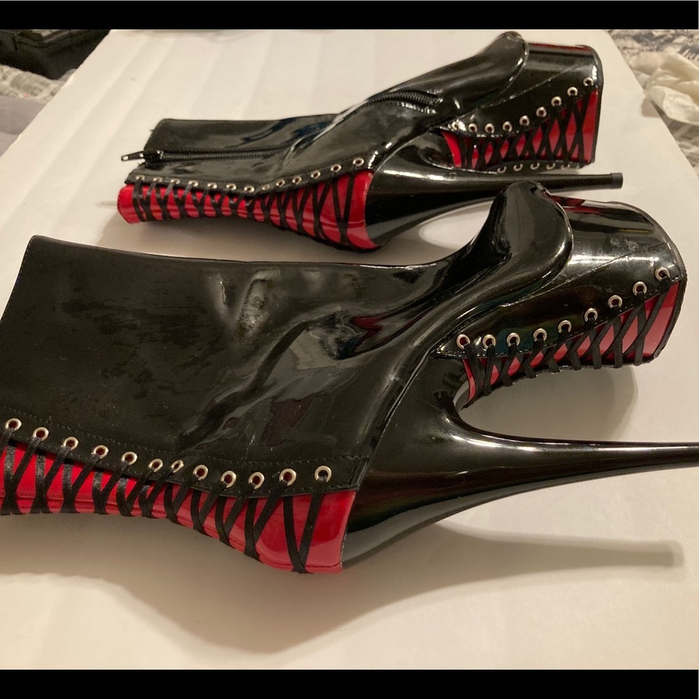 Platform open toed corset of the back booties